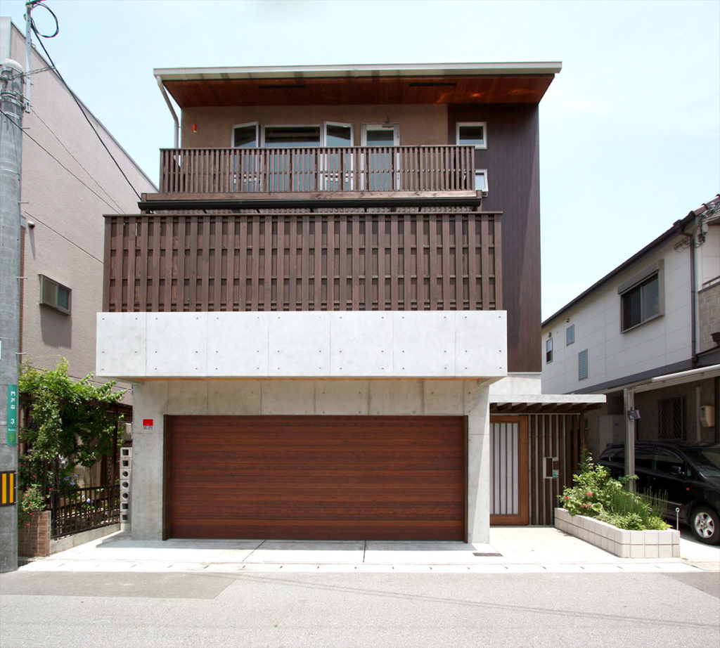 和モダンな2階リビングの住宅