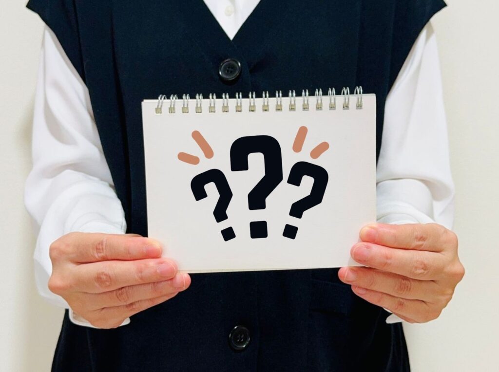 はてなが描かれたスケッチブックを持つ様子
