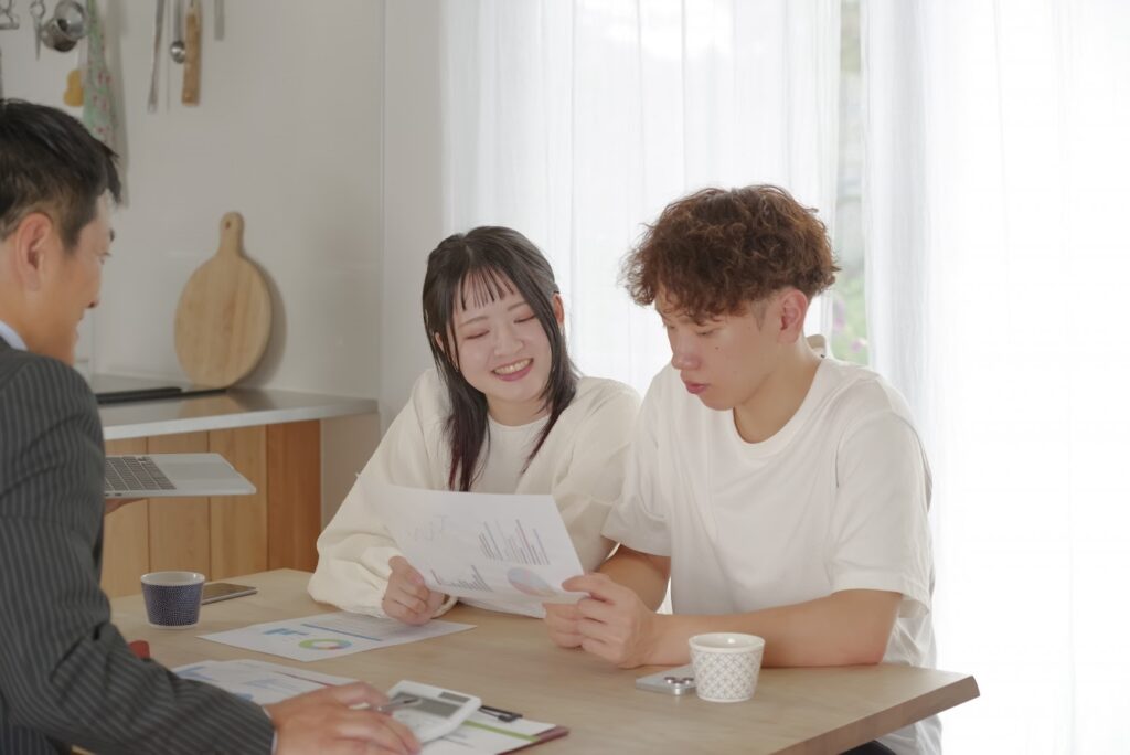 男女が並んで資料を見ている様子