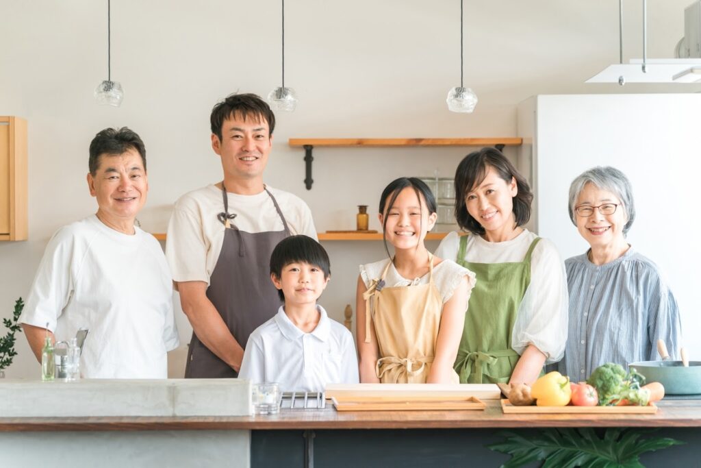 3世代の家族が笑顔で並ぶ風景