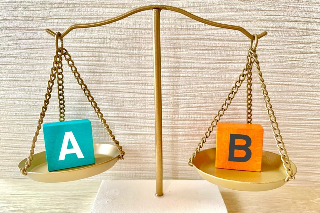 AとBのブロックが天秤に乗っている画像