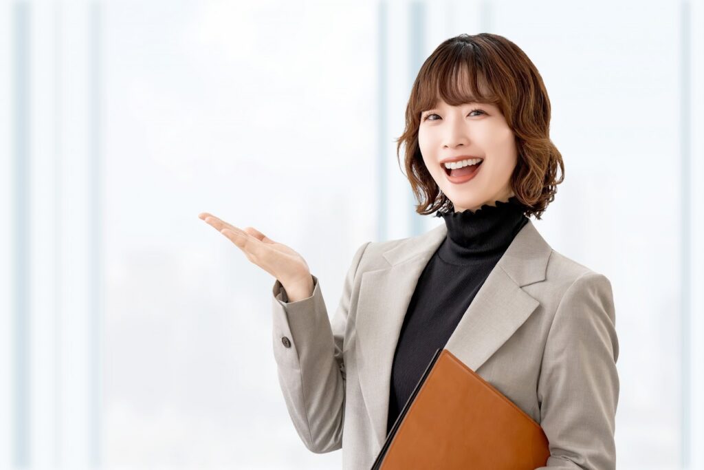 手のひらを差し出すビジネスウーマン