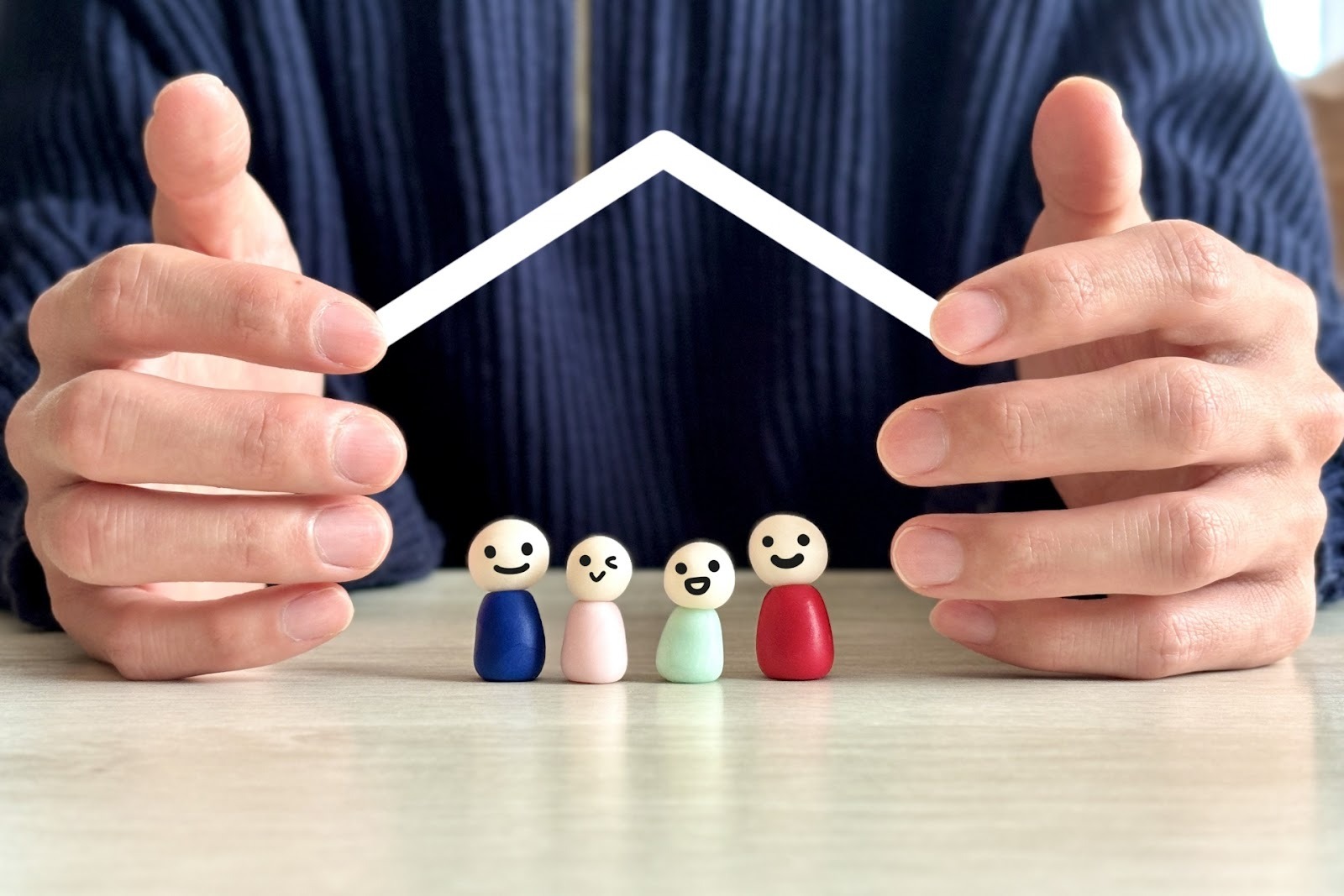 屋根の下に家族を模した人形が並ぶ様子